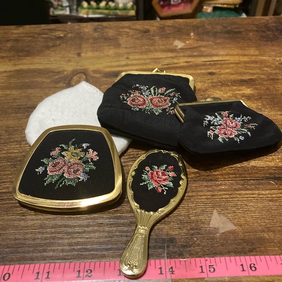 Source Unknown Accessories - Vintage Rose Petit point embroidery on compact set